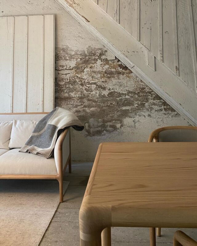 I love the clean lines and natural materials of this Japanese inspired aka Wabi Sabi interior. This style oozes calm and feels very grounding.

#zurichdesignweeks #zurichinteriors #zurichinteriordesigner #wabisabistyle #japaneseminimalism #japanesestyleroom